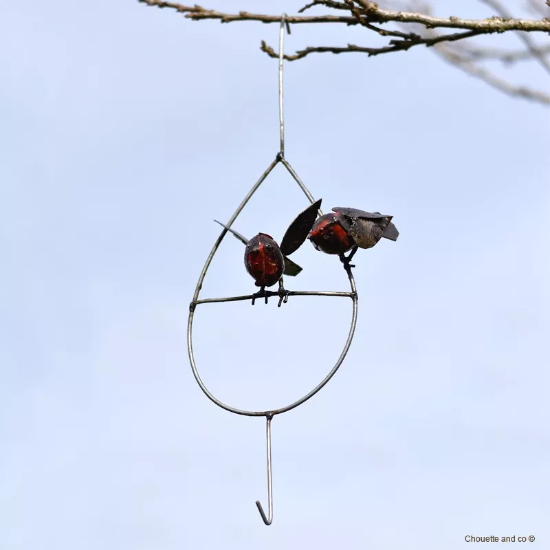 Suspension deux oiseaux rouge gorge dans goutte