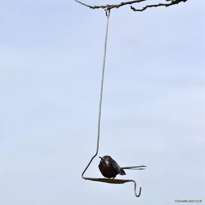 oiseau sur grande feuille métal