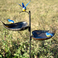 Mangeoire deux coeurs trois oiseaux peints 2