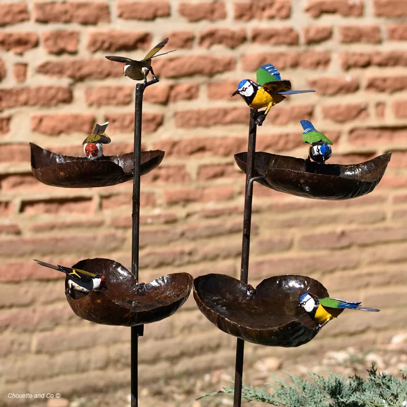 Mangeoire deux coeurs trois oiseaux peints