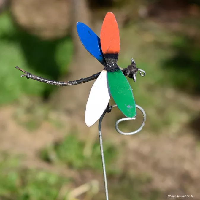 Libellule 4 couleurs sur tuteur