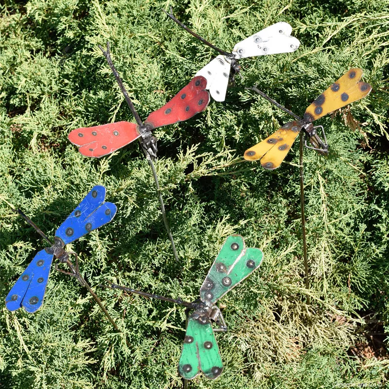 Libellule mix couleur sur tuteur