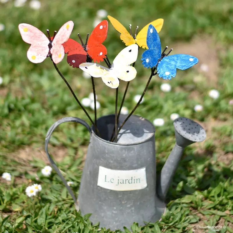 Papillon peint main sur tuteur court