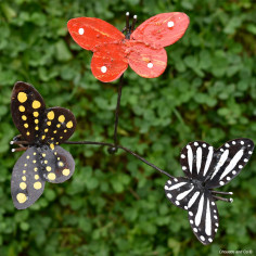 Trois papillons peints main sur tuteur court 2