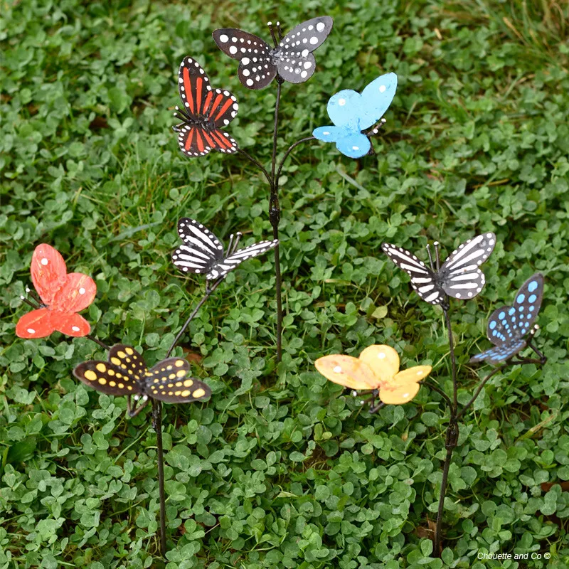 Trois papillons peints main sur tuteur court