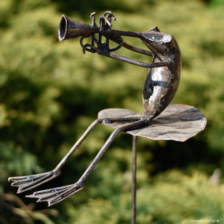 Grenouille en métal sur tuteur à planter