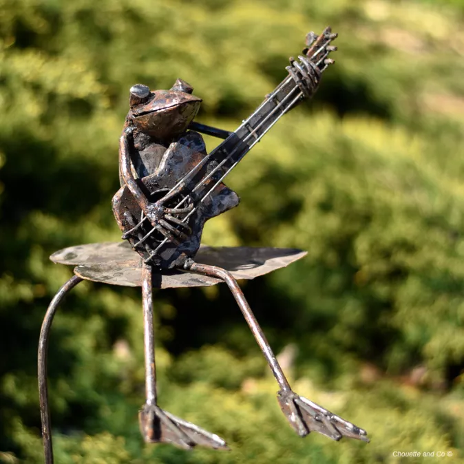 Grenouille en métal sur tuteur à planter
