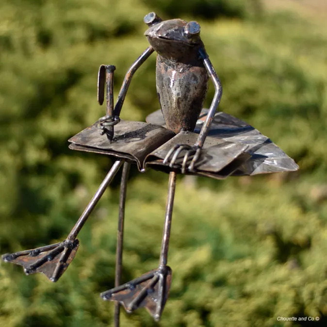 Grenouille en métal sur tuteur à planter