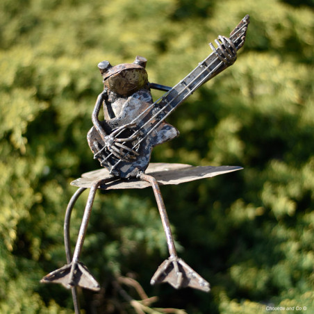 Grenouille en métal sur tuteur à planter