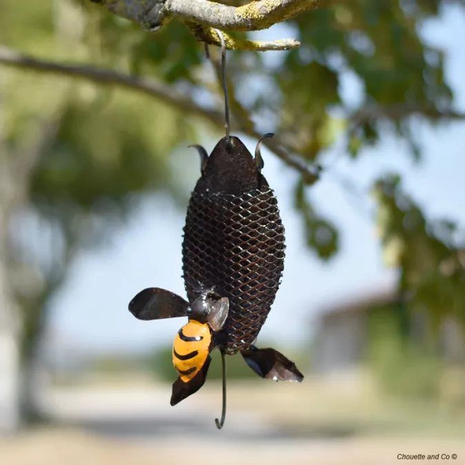 Ruche avec abeille