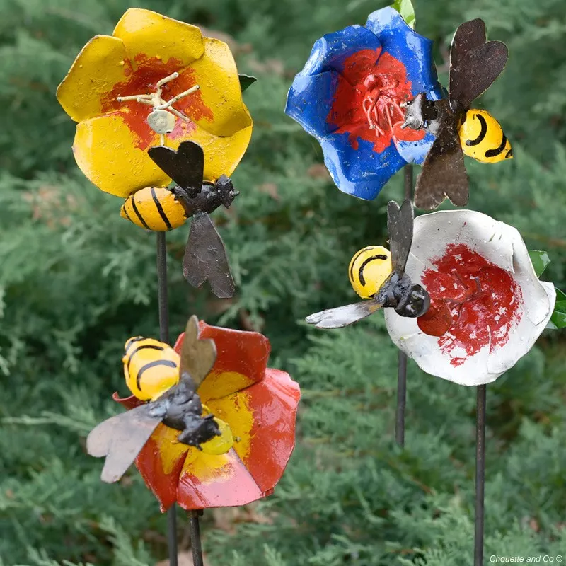 Abeille et fleur d'hibiscus sur tuteur