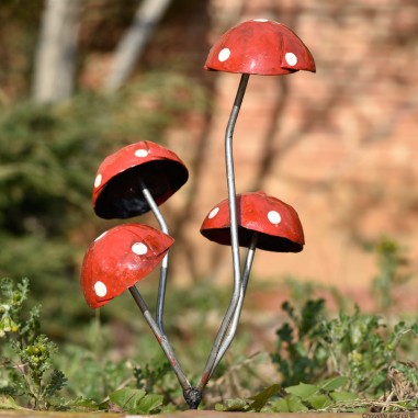 Quatre champignons amanite