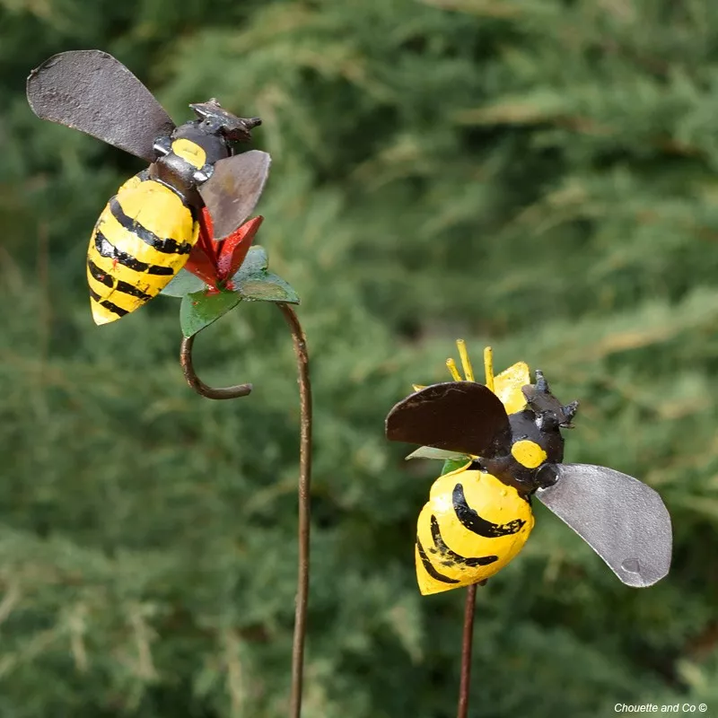 Abeille sur fleur peinte sur tuteur