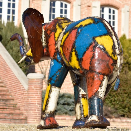Éléphant couleur fût coloré