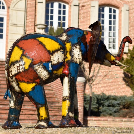 Éléphant couleur fût coloré