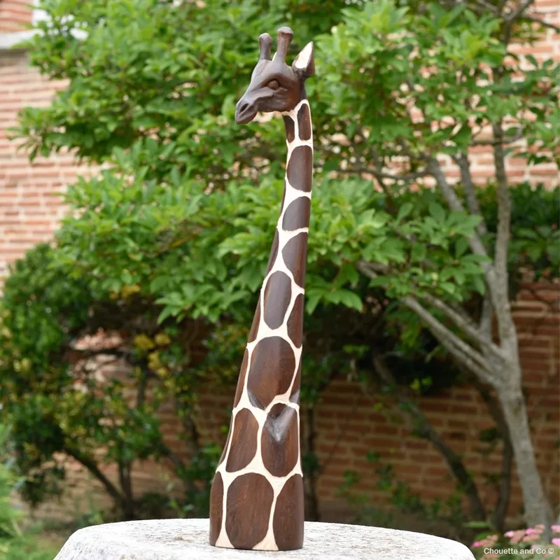 Girafe en bois sculpté à la main. Artisanat du Zimbabwe.