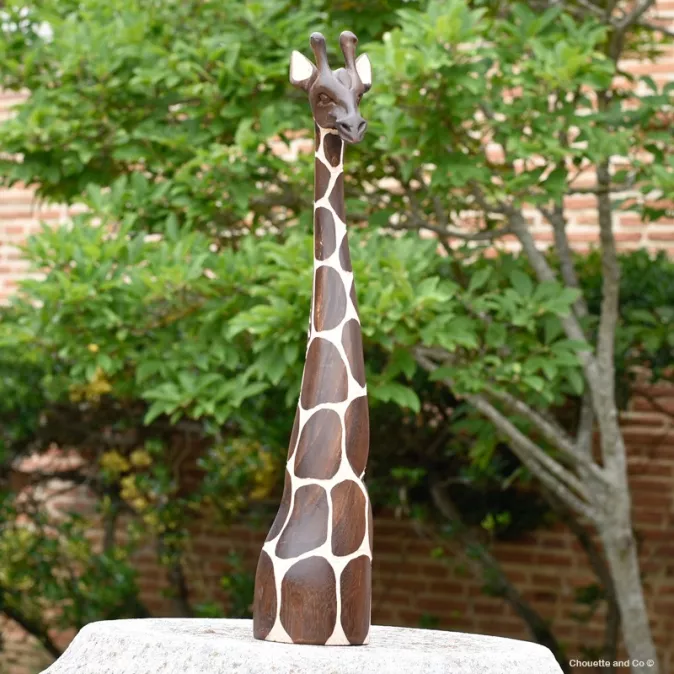 Girafe en bois sculpté à la main. Artisanat du Zimbabwe.