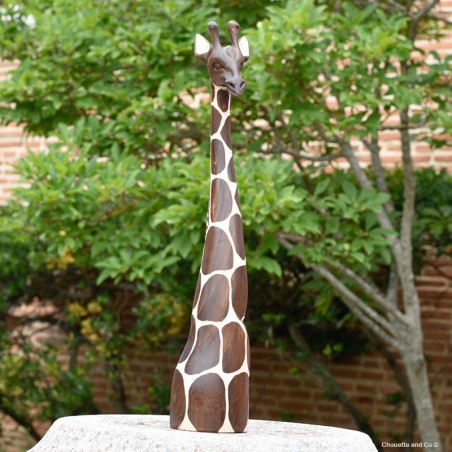 Girafe en bois sculpté à la main. Artisanat du Zimbabwe.