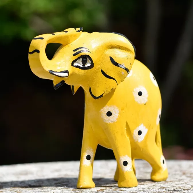 Elephant en bois peint à la main