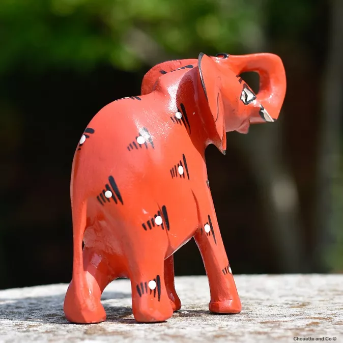 Elephant en bois peint à la main