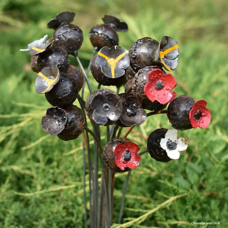 Fleur de pavot sur tuteur