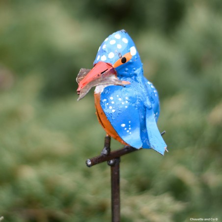 Martin pêcheur peint sur tuteur avec poisson