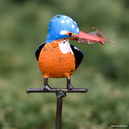 Martin pêcheur peint sur tuteur avec poisson