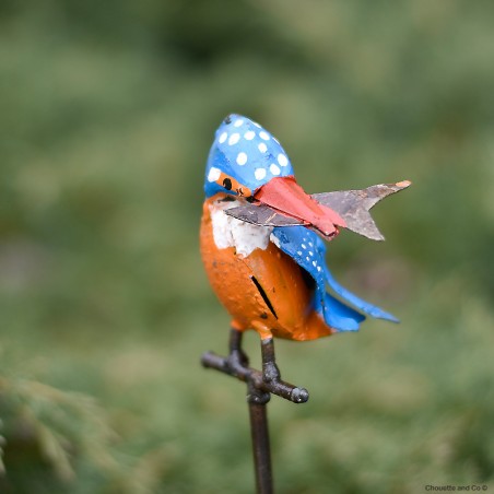 Martin pêcheur peint sur tuteur avec poisson