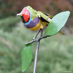 Oiseau peint main + feuilles sur tuteur 2
