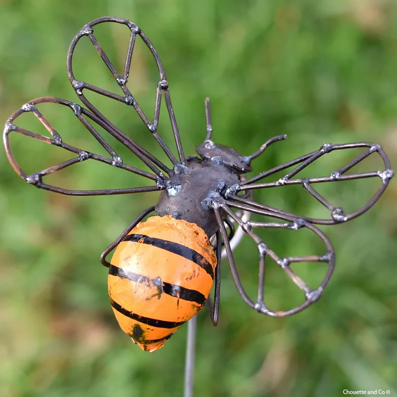 Abeille peinte sur tuteur