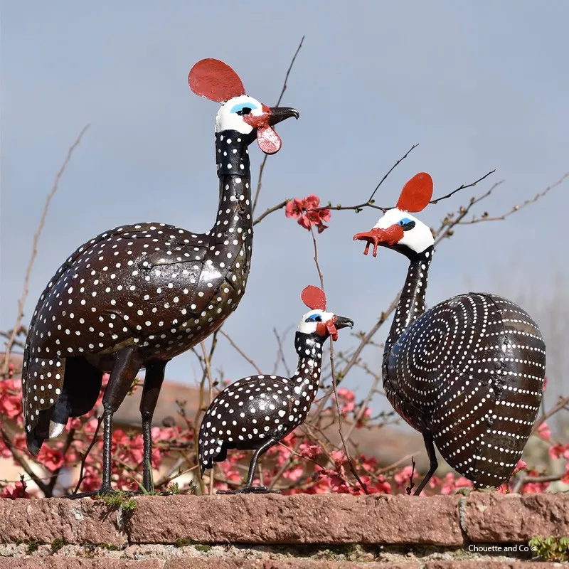Pintade en métal peinte