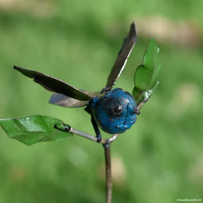 Oiseau couleur + feuilles sur tuteur