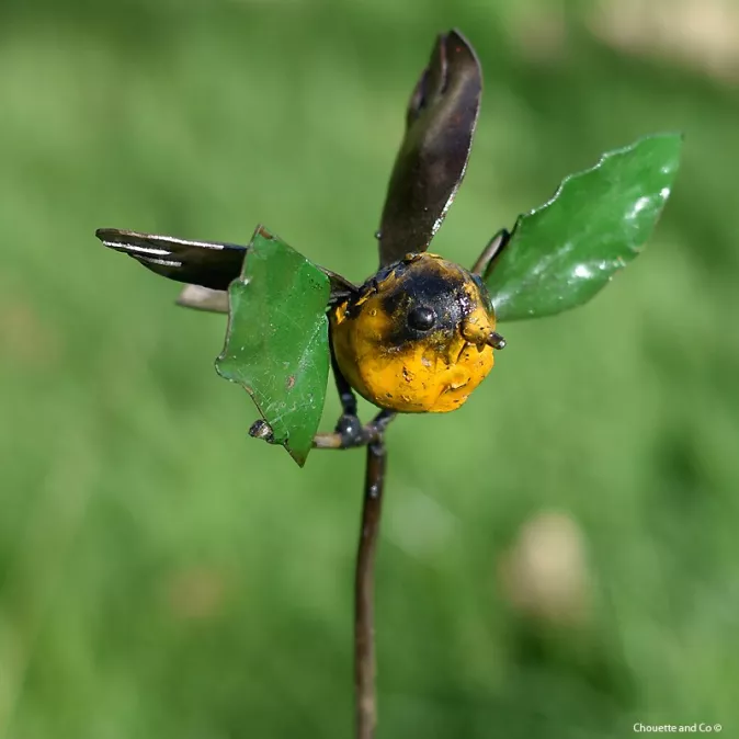 Oiseau couleur + feuilles sur tuteur