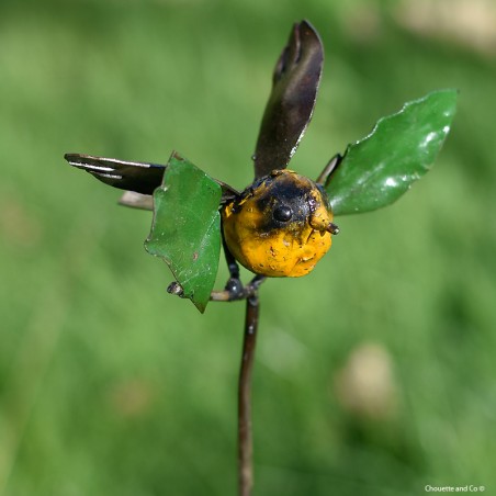 Oiseau couleur + feuilles sur tuteur