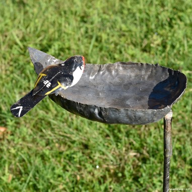 Mangeoire coeur un oiseau sur tuteur