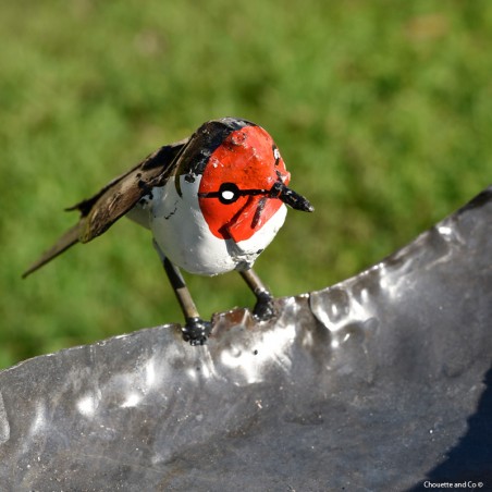 Mangeoire coeur un oiseau sur tuteur