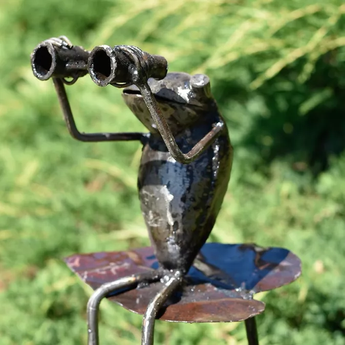 Grenouille en métal sur tuteur à planter