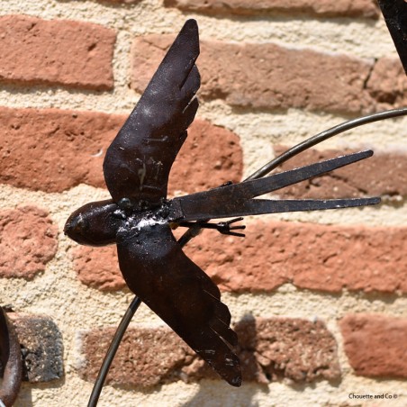 Cinq hirondelles en vol sur fixation murale