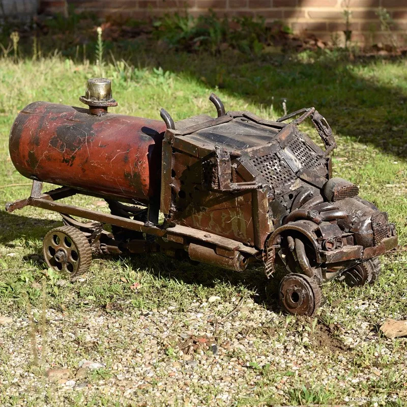 Camion Mad max en acier recyclé