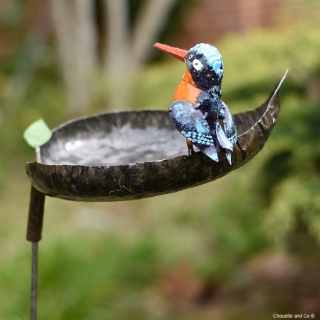 Mangeoire coeur un oiseau métal sur tuteur
