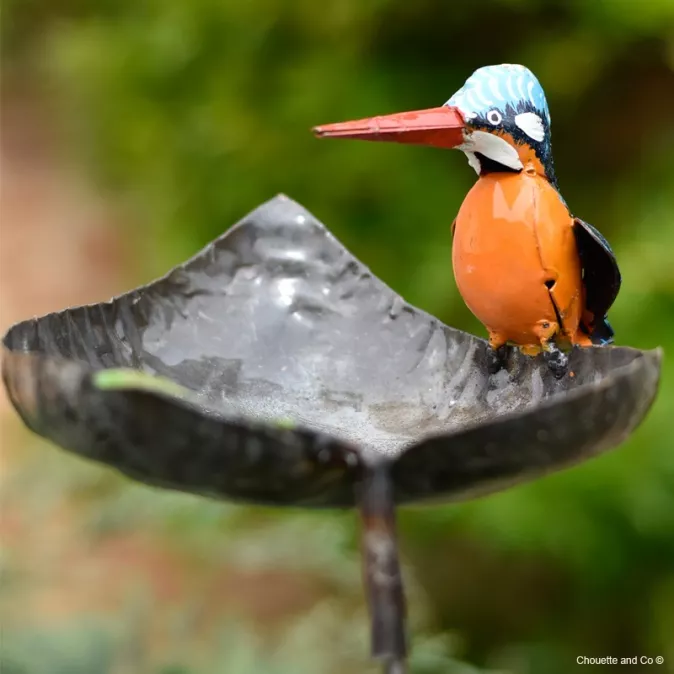 Mangeoire coeur un oiseau métal sur tuteur