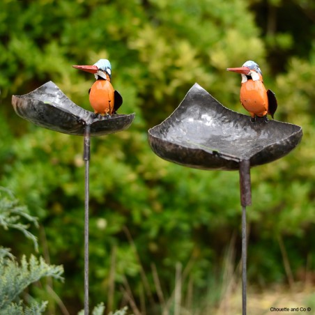 Mangeoire coeur un oiseau métal sur tuteur