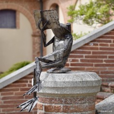 Grenouille qui lit 2