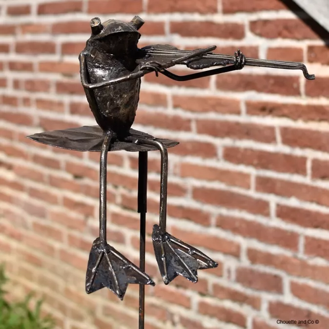 Grenouille en métal sur tuteur à planter