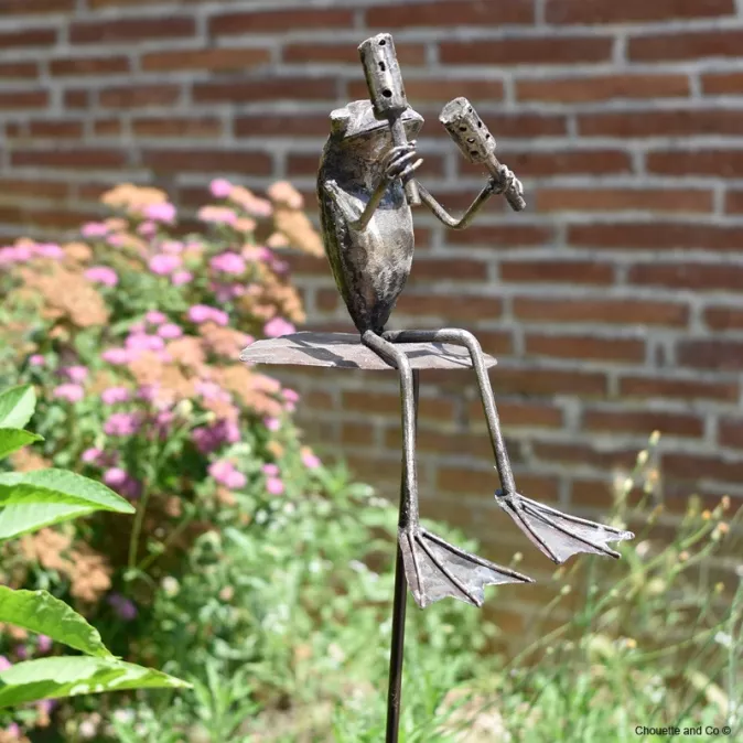 Grenouille en métal sur tuteur à planter