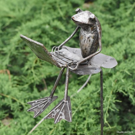 Grenouille en métal sur tuteur à planter