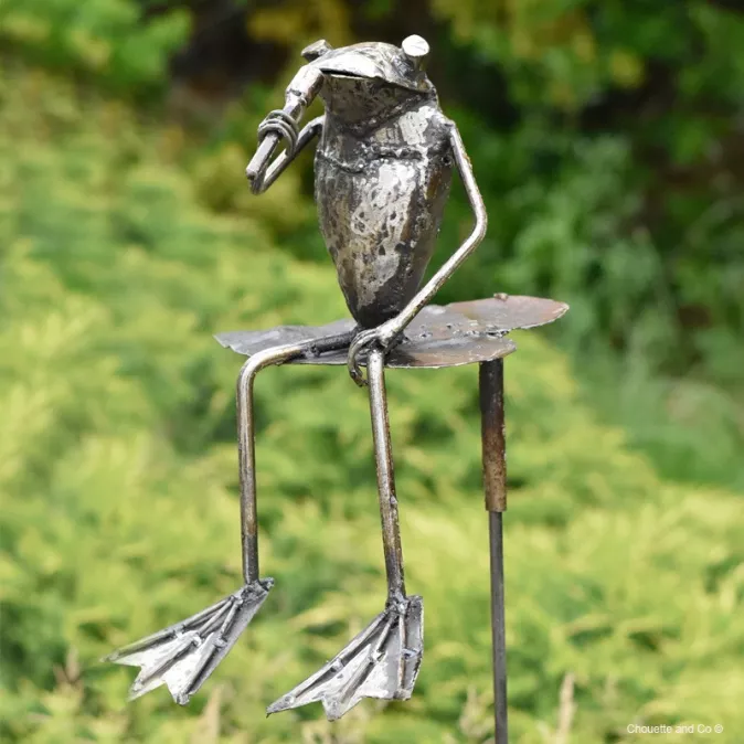Grenouille en métal sur tuteur à planter