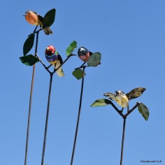 Oiseau peint main + feuilles sur tuteur