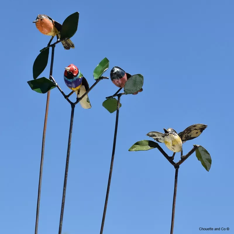 Oiseau peint main + feuilles sur tuteur