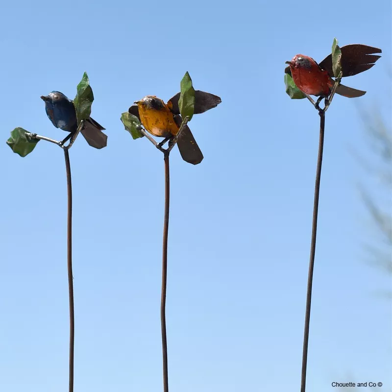 Oiseau couleur + feuilles sur tuteur